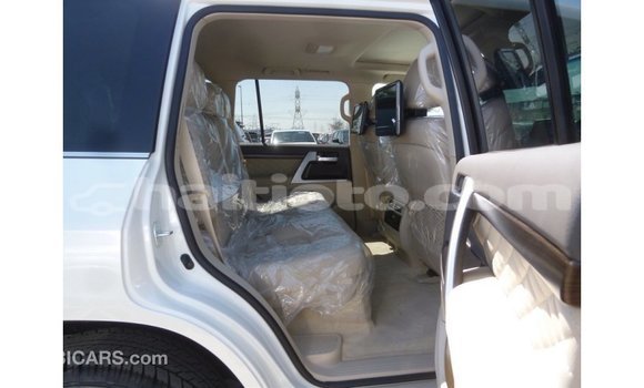 Acheter Import Voiture Toyota Land Cruiser Blanc à Import - Dubai, Artibonite Acheter Import Voiture Toyota Land Cruiser Blanc à Import - Dubai, Artibonite