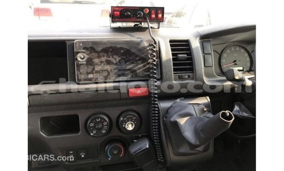 Acheter Import Voiture Toyota Hiace Blanc à Import - Dubai, Artibonite Acheter Import Voiture Toyota Hiace Blanc à Import - Dubai, Artibonite