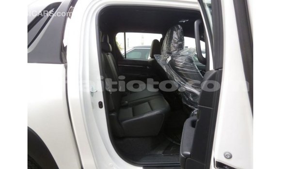 Acheter Import Voiture Toyota Hilux Blanc à Import - Dubai, Artibonite Acheter Import Voiture Toyota Hilux Blanc à Import - Dubai, Artibonite