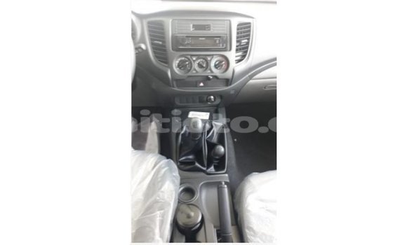 Acheter Import Voiture Mitsubishi L200 Blanc à Import - Dubai, Artibonite