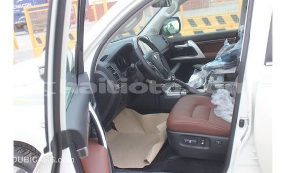 Acheter Import Voiture Toyota Land Cruiser Blanc à Import - Dubai, Artibonite Acheter Import Voiture Toyota Land Cruiser Blanc à Import - Dubai, Artibonite