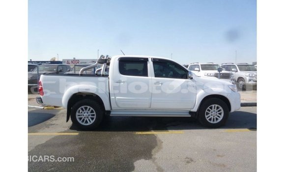 Acheter Import Voiture Toyota Hilux Blanc à Import - Dubai, Artibonite Acheter Import Voiture Toyota Hilux Blanc à Import - Dubai, Artibonite