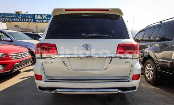 Acheter Import Voiture Toyota Land Cruiser Blanc à Import - Dubai, Artibonite Acheter Import Voiture Toyota Land Cruiser Blanc à Import - Dubai, Artibonite