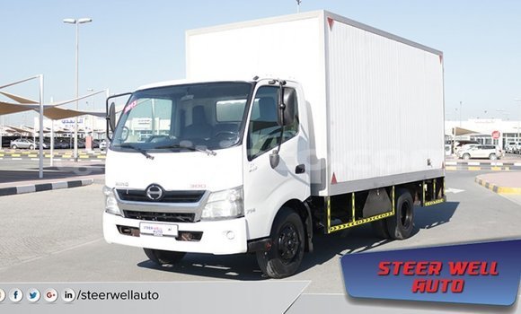 Acheter Import Utilitaire Hino 300 Series Blanc à Import - Dubai, Artibonite