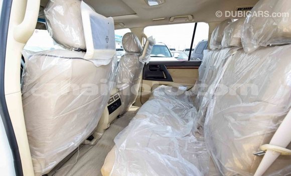 Acheter Import Voiture Toyota Land Cruiser Blanc à Import - Dubai, Artibonite Acheter Import Voiture Toyota Land Cruiser Blanc à Import - Dubai, Artibonite