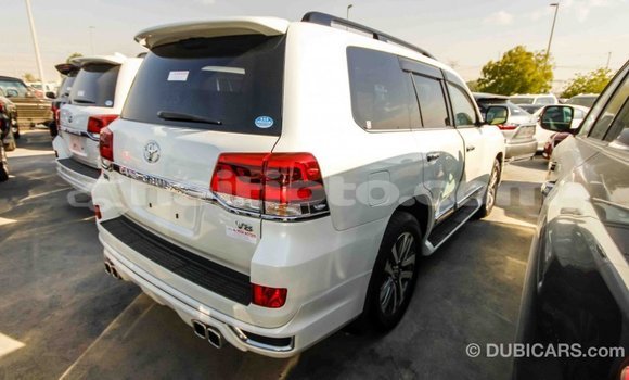Acheter Import Voiture Toyota Land Cruiser Blanc à Import - Dubai, Artibonite Acheter Import Voiture Toyota Land Cruiser Blanc à Import - Dubai, Artibonite