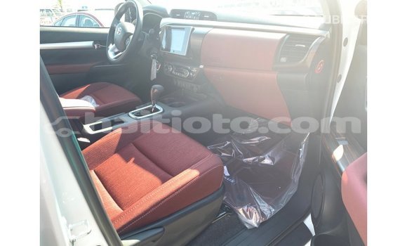 Acheter Import Voiture Toyota Hilux Blanc à Import - Dubai, Artibonite Acheter Import Voiture Toyota Hilux Blanc à Import - Dubai, Artibonite