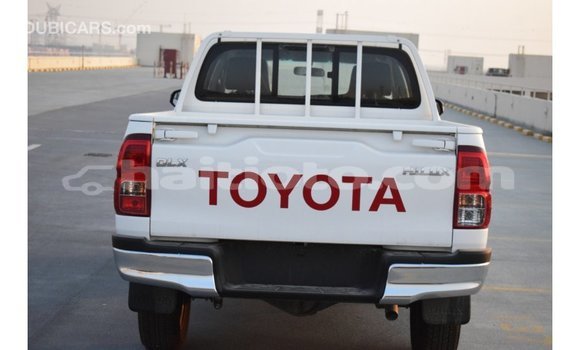 Acheter Import Voiture Toyota Hilux Blanc à Import - Dubai, Artibonite Acheter Import Voiture Toyota Hilux Blanc à Import - Dubai, Artibonite