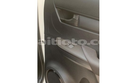 Buy Import Toyota Hilux White Car in Import - Dubai in Artibonite Buy Import Toyota Hilux White Car in Import - Dubai in Artibonite