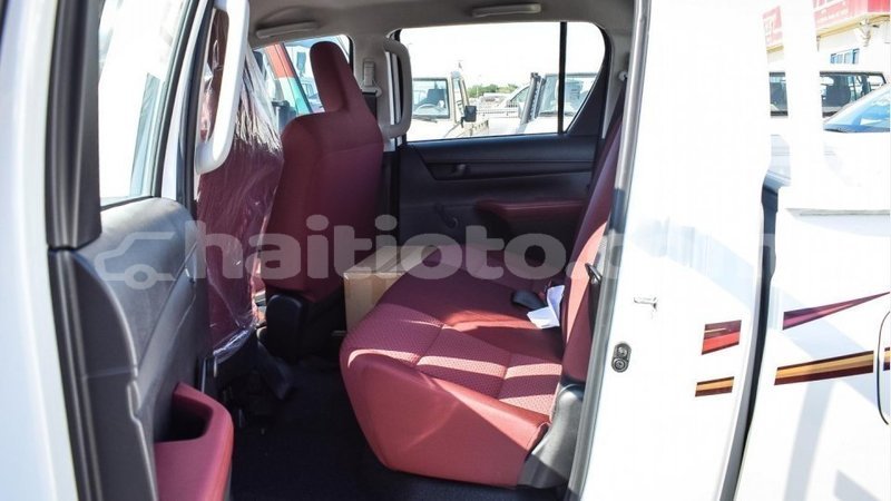 Big with watermark toyota hilux artibonite import dubai 1744