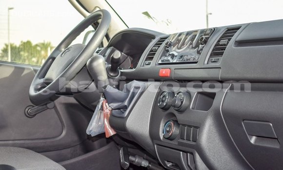 Acheter Import Voiture Toyota Hiace Blanc à Import - Dubai, Artibonite Acheter Import Voiture Toyota Hiace Blanc à Import - Dubai, Artibonite