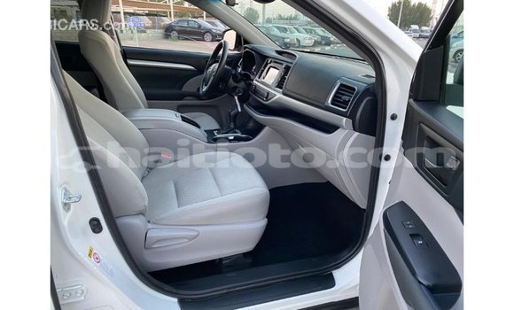 Acheter Import Voiture Toyota Highlander Blanc à Import - Dubai, Artibonite Acheter Import Voiture Toyota Highlander Blanc à Import - Dubai, Artibonite