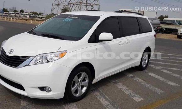 Acheter Import Voiture Toyota Sienna Blanc à Import - Dubai, Artibonite Acheter Import Voiture Toyota Sienna Blanc à Import - Dubai, Artibonite