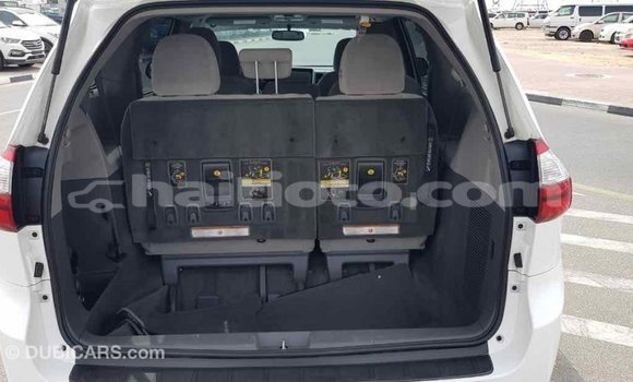 Acheter Import Voiture Toyota Sienna Blanc à Import - Dubai, Artibonite Acheter Import Voiture Toyota Sienna Blanc à Import - Dubai, Artibonite