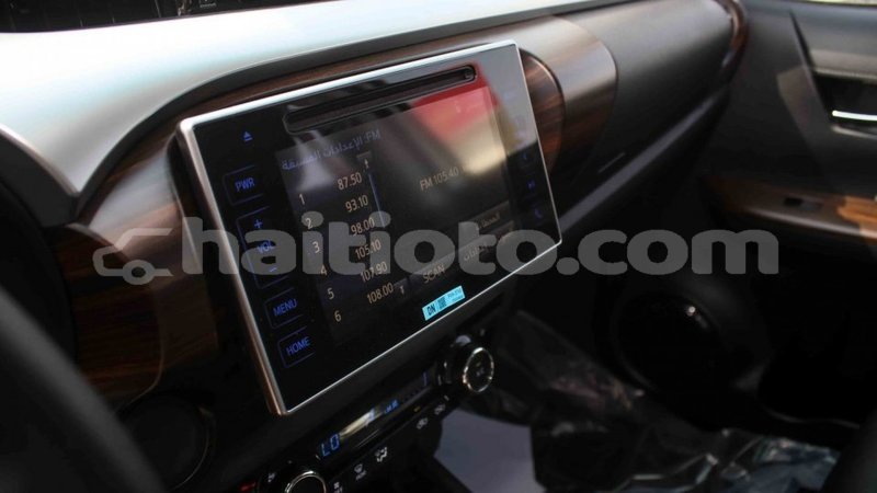 Big with watermark toyota hilux artibonite import dubai 2040
