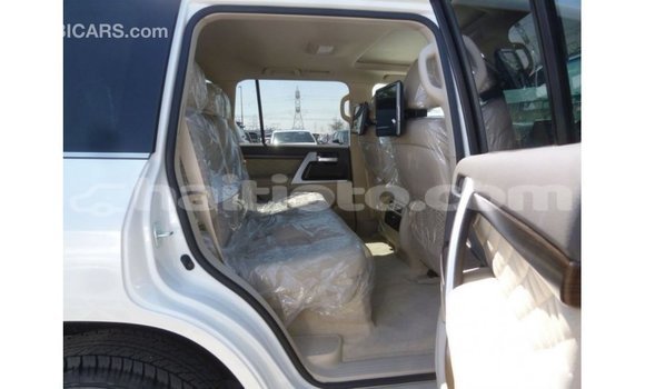 Acheter Import Voiture Toyota Land Cruiser Blanc à Import - Dubai, Artibonite Acheter Import Voiture Toyota Land Cruiser Blanc à Import - Dubai, Artibonite