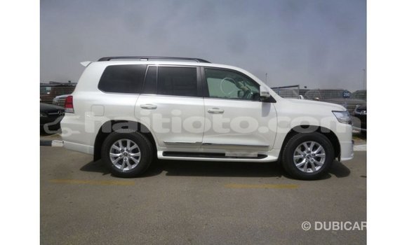Acheter Import Voiture Toyota Land Cruiser Blanc à Import - Dubai, Artibonite Acheter Import Voiture Toyota Land Cruiser Blanc à Import - Dubai, Artibonite