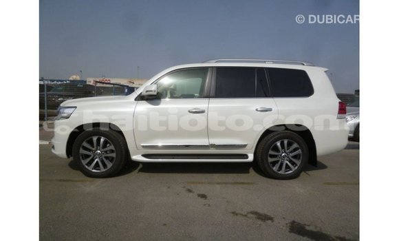 Acheter Import Voiture Toyota Land Cruiser Blanc à Import - Dubai, Artibonite Acheter Import Voiture Toyota Land Cruiser Blanc à Import - Dubai, Artibonite