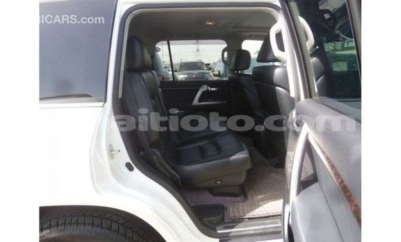 Acheter Import Voiture Toyota Land Cruiser Blanc à Import - Dubai, Artibonite Acheter Import Voiture Toyota Land Cruiser Blanc à Import - Dubai, Artibonite