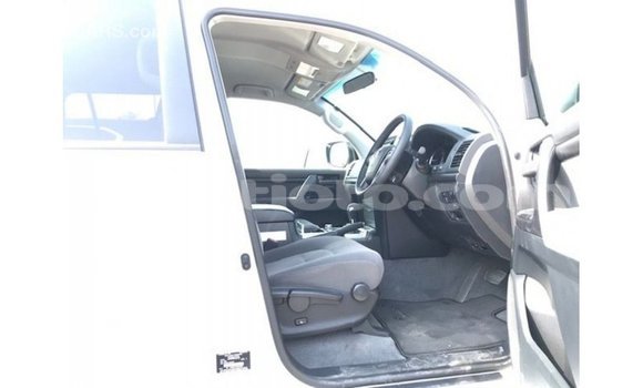 Acheter Import Voiture Toyota Land Cruiser Blanc à Import - Dubai, Artibonite Acheter Import Voiture Toyota Land Cruiser Blanc à Import - Dubai, Artibonite