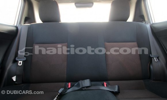 Acheter Import Voiture Toyota Yaris Blanc à Import - Dubai, Artibonite Acheter Import Voiture Toyota Yaris Blanc à Import - Dubai, Artibonite