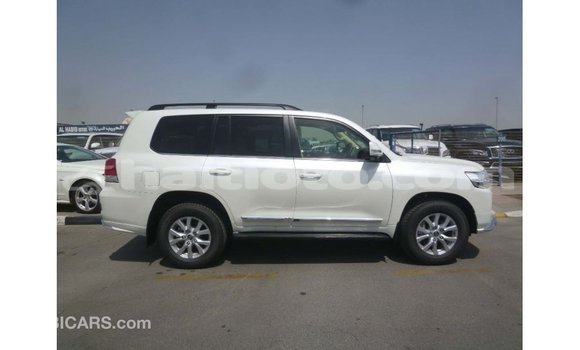 Acheter Import Voiture Toyota Land Cruiser Blanc à Import - Dubai, Artibonite Acheter Import Voiture Toyota Land Cruiser Blanc à Import - Dubai, Artibonite