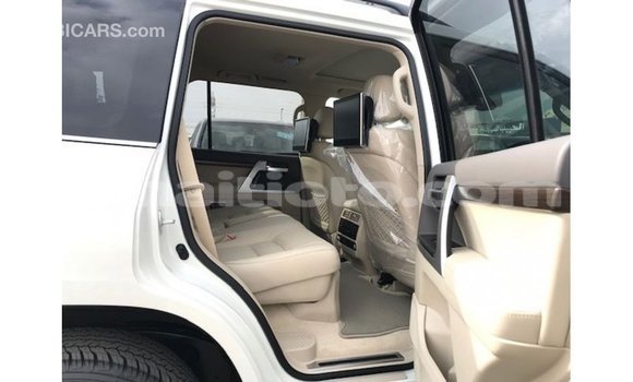 Acheter Import Voiture Toyota Land Cruiser Blanc à Import - Dubai, Artibonite Acheter Import Voiture Toyota Land Cruiser Blanc à Import - Dubai, Artibonite