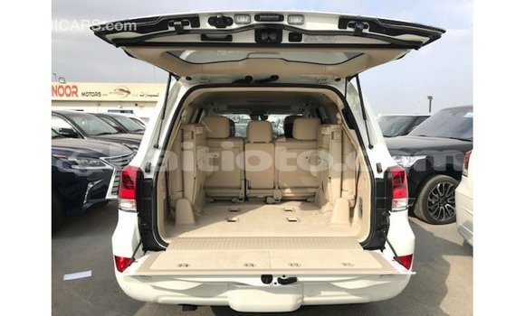Acheter Import Voiture Toyota Land Cruiser Blanc à Import - Dubai, Artibonite Acheter Import Voiture Toyota Land Cruiser Blanc à Import - Dubai, Artibonite