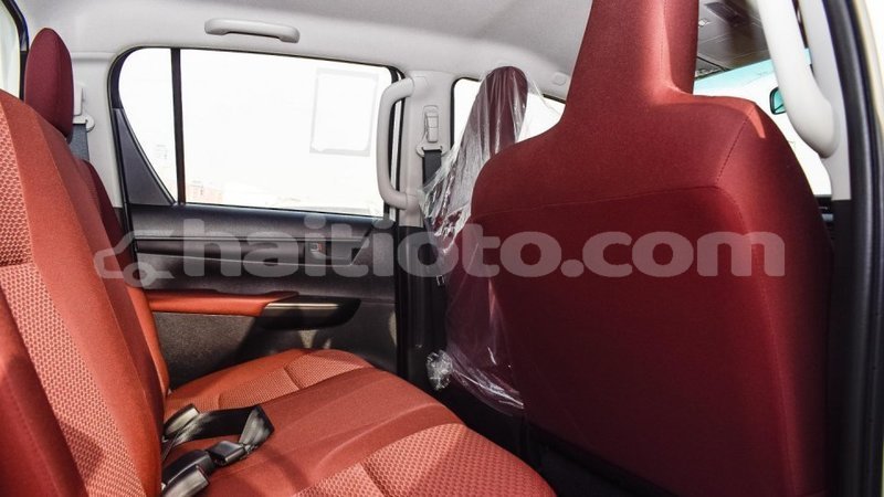 Big with watermark toyota hilux artibonite import dubai 2515