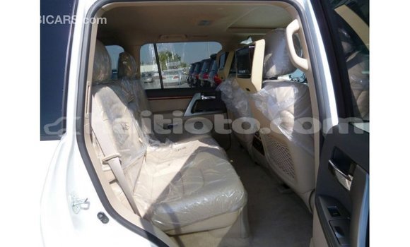 Acheter Import Voiture Toyota Land Cruiser Blanc à Import - Dubai, Artibonite Acheter Import Voiture Toyota Land Cruiser Blanc à Import - Dubai, Artibonite