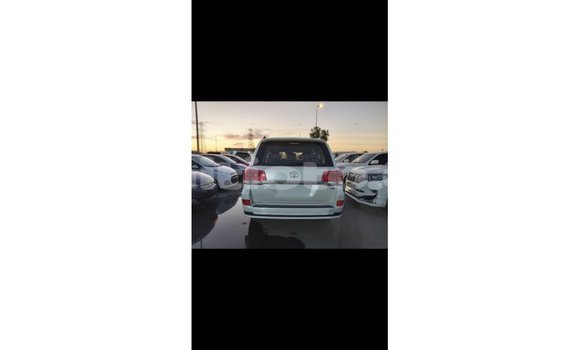 Acheter Import Voiture Toyota Land Cruiser Blanc à Import - Dubai, Artibonite Acheter Import Voiture Toyota Land Cruiser Blanc à Import - Dubai, Artibonite