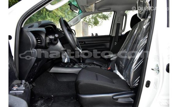 Acheter Import Voiture Toyota Hilux Blanc à Import - Dubai, Artibonite Acheter Import Voiture Toyota Hilux Blanc à Import - Dubai, Artibonite