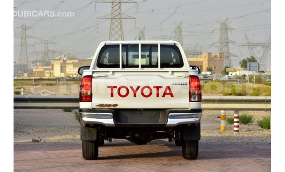 Acheter Import Voiture Toyota Hilux Blanc à Import - Dubai, Artibonite Acheter Import Voiture Toyota Hilux Blanc à Import - Dubai, Artibonite