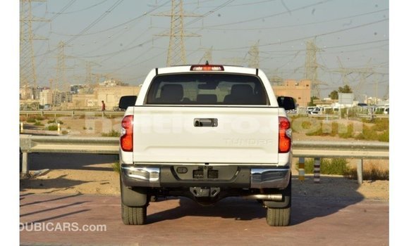 Acheter Import Voiture Toyota Tundra Blanc à Import - Dubai, Artibonite Acheter Import Voiture Toyota Tundra Blanc à Import - Dubai, Artibonite