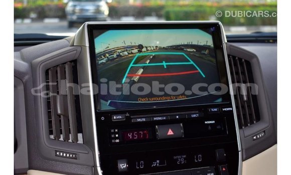 Acheter Import Voiture Toyota Land Cruiser Blanc à Import - Dubai, Artibonite Acheter Import Voiture Toyota Land Cruiser Blanc à Import - Dubai, Artibonite