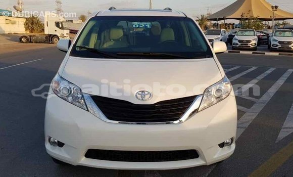 Acheter Import Voiture Toyota Sienna Blanc à Import - Dubai, Artibonite Acheter Import Voiture Toyota Sienna Blanc à Import - Dubai, Artibonite
