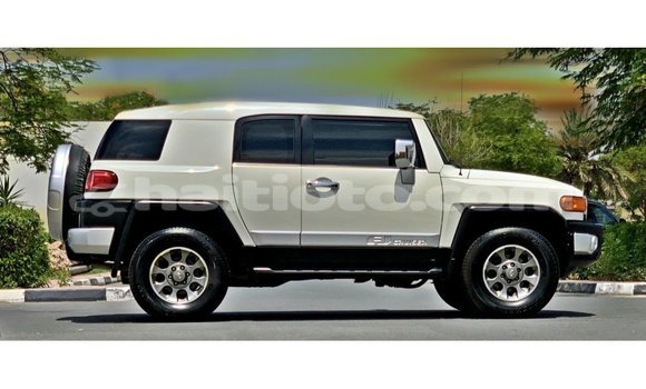 Acheter Import Voiture Toyota FJ Cruiser Blanc à Import - Dubai, Artibonite Acheter Import Voiture Toyota FJ Cruiser Blanc à Import - Dubai, Artibonite