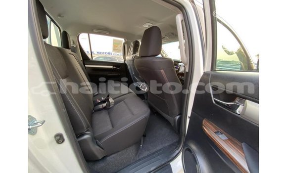 Acheter Import Voiture Toyota Hilux Blanc à Import - Dubai, Artibonite Acheter Import Voiture Toyota Hilux Blanc à Import - Dubai, Artibonite