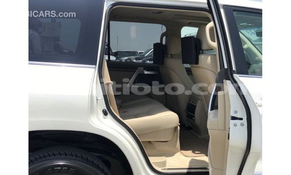 Acheter Import Voiture Toyota Land Cruiser Blanc à Import - Dubai, Artibonite Acheter Import Voiture Toyota Land Cruiser Blanc à Import - Dubai, Artibonite