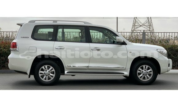 Acheter Import Voiture Toyota Land Cruiser Blanc à Import - Dubai, Artibonite Acheter Import Voiture Toyota Land Cruiser Blanc à Import - Dubai, Artibonite