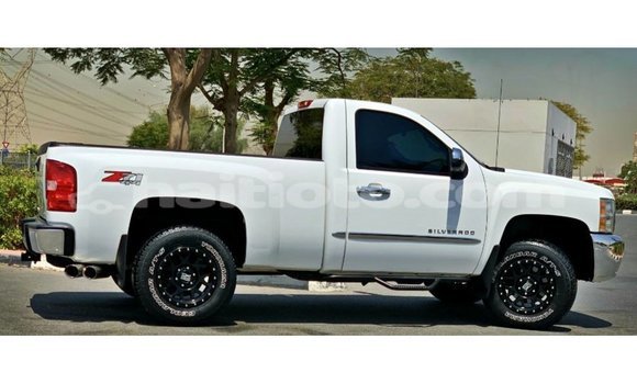 Acheter Import Voiture Chevrolet Silverado Blanc à Import - Dubai, Artibonite Acheter Import Voiture Chevrolet Silverado Blanc à Import - Dubai, Artibonite