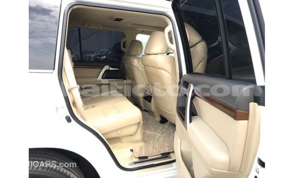 Acheter Import Voiture Toyota Land Cruiser Blanc à Import - Dubai, Artibonite Acheter Import Voiture Toyota Land Cruiser Blanc à Import - Dubai, Artibonite