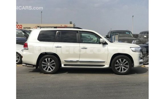 Acheter Import Voiture Toyota Land Cruiser Blanc à Import - Dubai, Artibonite Acheter Import Voiture Toyota Land Cruiser Blanc à Import - Dubai, Artibonite