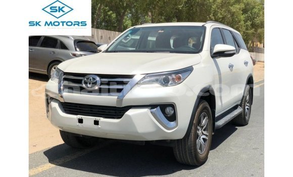 Acheter Import Voiture Toyota Fortuner Blanc à Import - Dubai, Artibonite