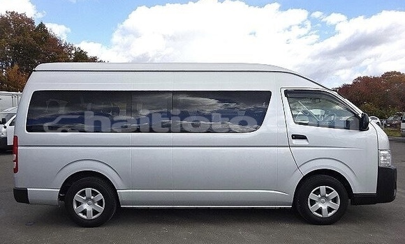 Buy Used Toyota Hiace Silver Car in Cap-Haitien in Nord Buy Used Toyota Hiace Silver Car in Cap-Haitien in Nord