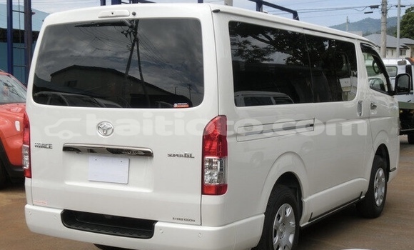Buy Used Toyota Hiace White Car in Port-au-Prince in Ouest Buy Used Toyota Hiace White Car in Port-au-Prince in Ouest