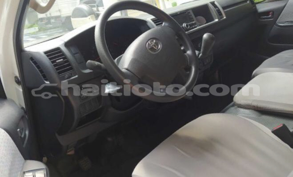 Buy Used Toyota Hiace White Car in Port-au-Prince in Ouest Buy Used Toyota Hiace White Car in Port-au-Prince in Ouest