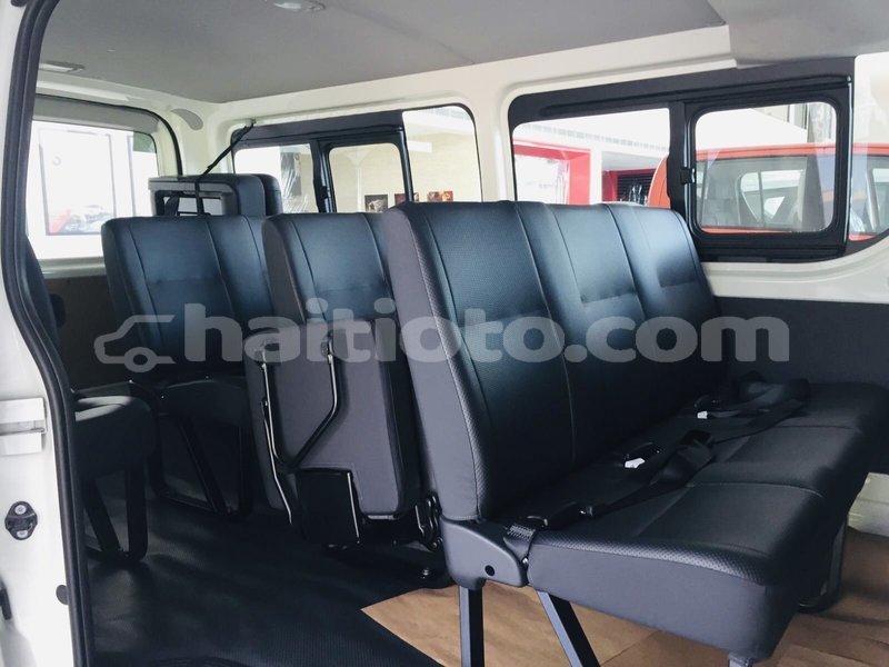 Big with watermark toyota hiace ouest carrefour 4215
