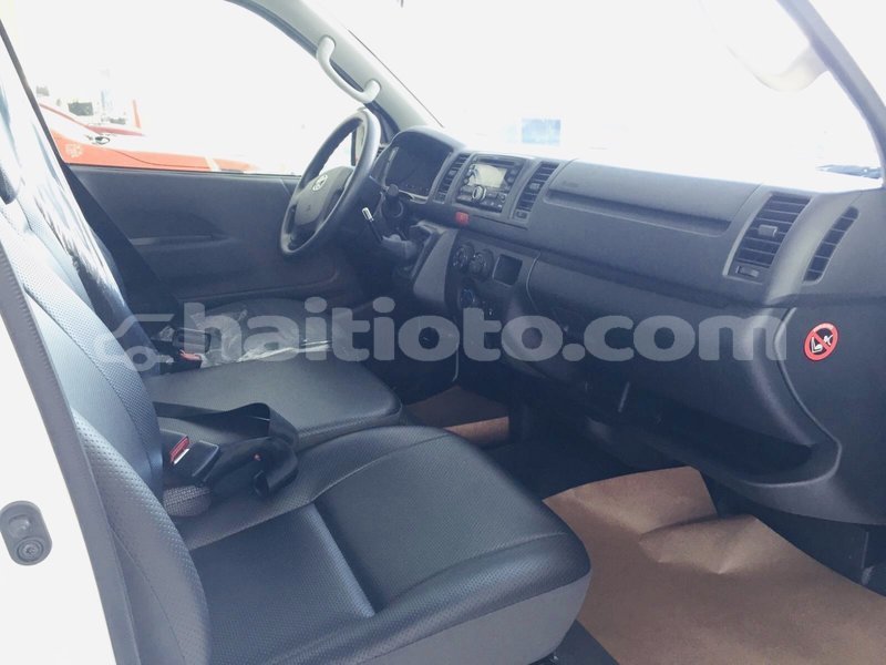 Big with watermark toyota hiace ouest carrefour 4215