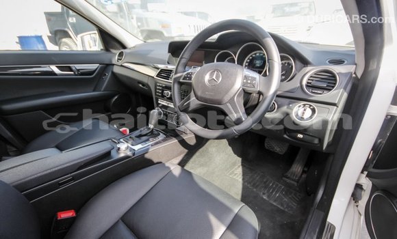 Acheter Import Voiture Mercedes-Benz 200 Blanc à Import - Dubai, Artibonite Acheter Import Voiture Mercedes-Benz 200 Blanc à Import - Dubai, Artibonite